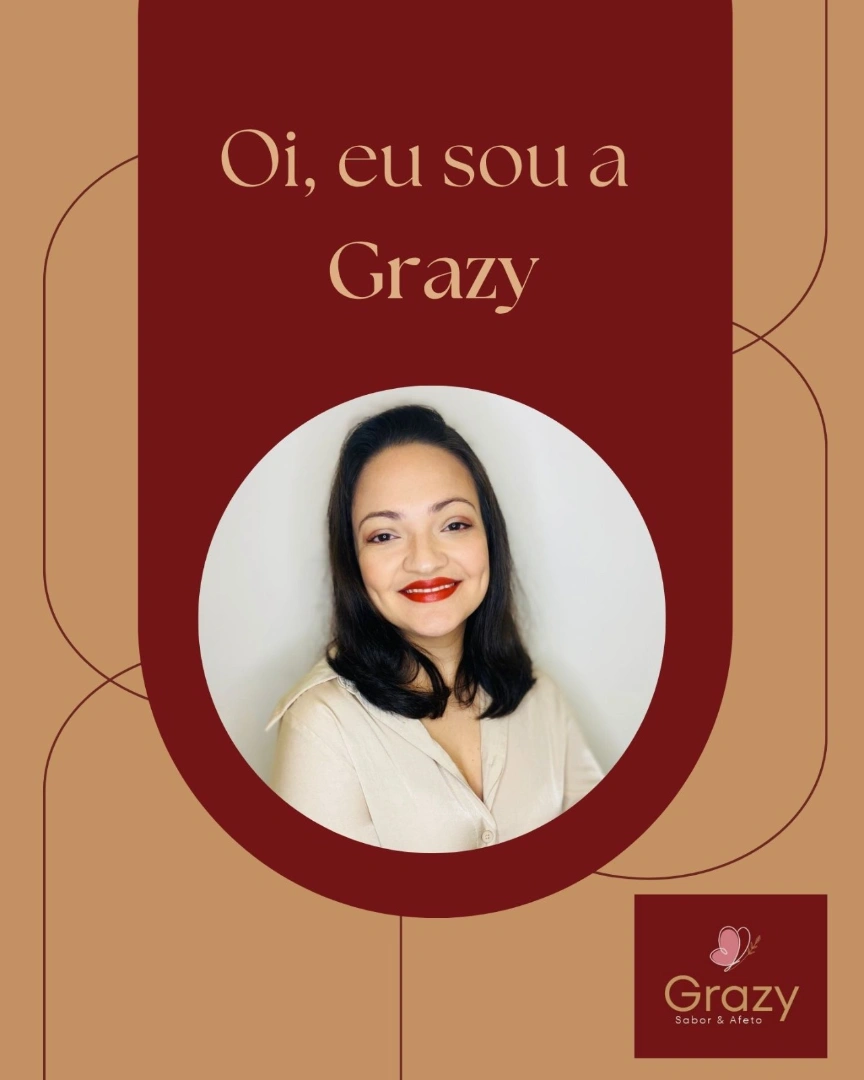 Graziele, a Grazy, sorrindo, de cabelos escuros e blusa clara